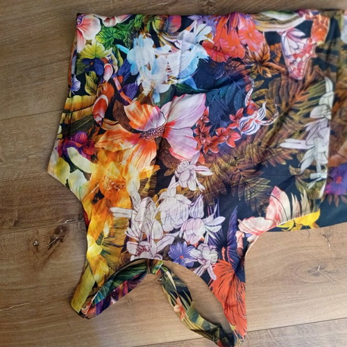 Sarah Lawrence floral dress size 38 like new, airy with black lining