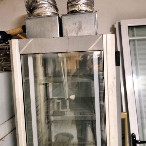 Professional display refrigerator used with ventilation system and lighting