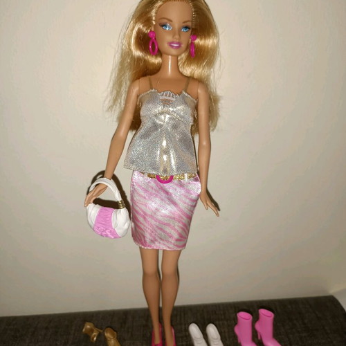 Barbie Doll & Fashions Giftset 2008 used with outfit, bag and 4 pairs of shoes