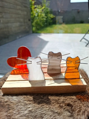 Kitty Love διακοσμητικές γάτες από βιτρό με καρδιά σε ξύλινη βάση