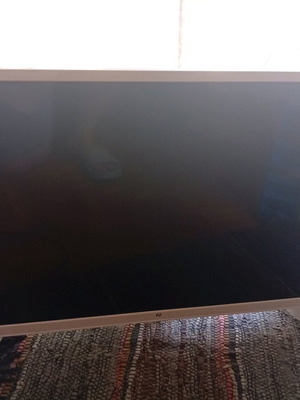 F&U Smart TV 32" употребяван с повреден екран за ремонт или части
