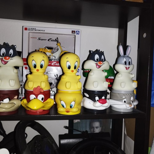 Looney Tunes mugs and battery-powered night lights like new