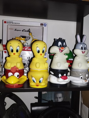 Looney Tunes mugs and battery-powered night lights like new