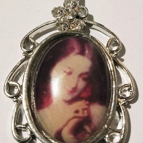 Innocense Cameo necklace vintage style new, silver