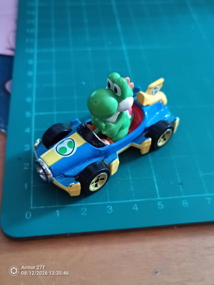 Hot Wheels Mario Kart με οδηγό τον Yoshi πάνω στο όχημα B Dasher σαν καινούργιο