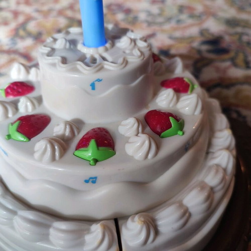 Toy cake used with music and light effects