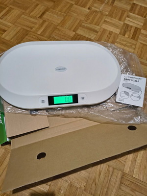 Baby scale like new with built-in measuring tape and batteries