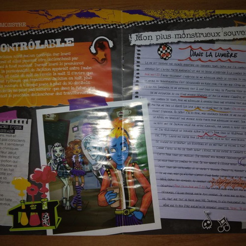 Monster High collection #18 Holt Hyde magazine with figure used