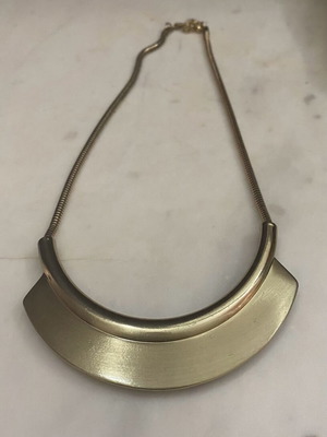Necklace in gold tone like new, matte finish