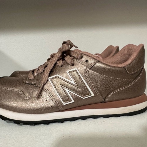 New Balance women's sneaker used, pink metallic, size 37
