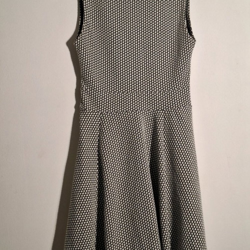 Black and white dress like new, sleeveless with zigzag patterns