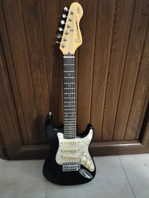 Encore Blaster Electric Guitar 1/2 used with case and whammy bar