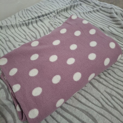 Polka dot quilt for single bed