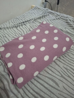 Polka dot quilt for single bed