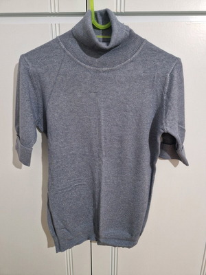 Blouse with silver thread like new, high neck and short sleeve, size L