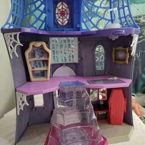 Vampirina Scare B&B Dollhouse used, missing pieces