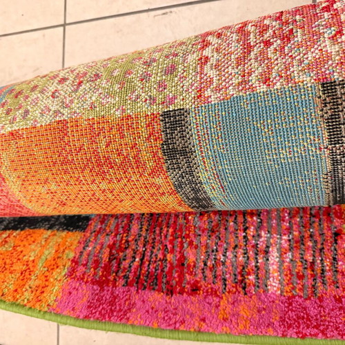 Rug like new with vibrant colors, ideal for children's room, 4m x 3m
