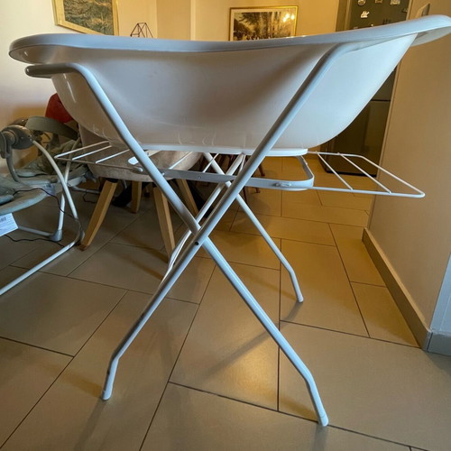 Baby bath tub like new with support frame and towel holder