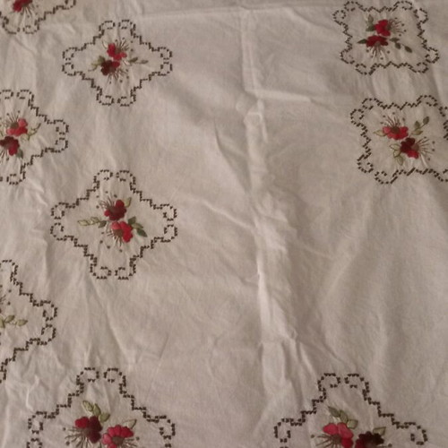 Embroidered square tablecloth like new 1.60x1.60