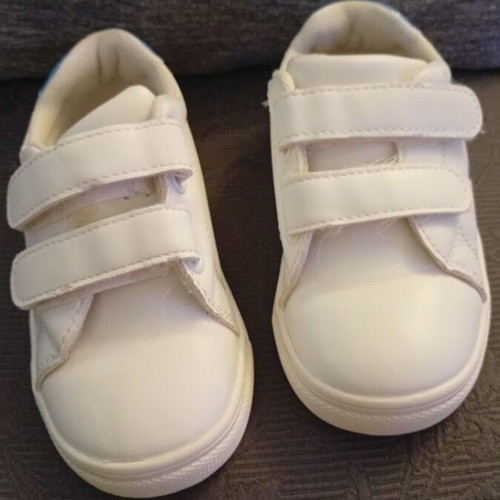 White athletic shoes size 25 with blue whale, like new