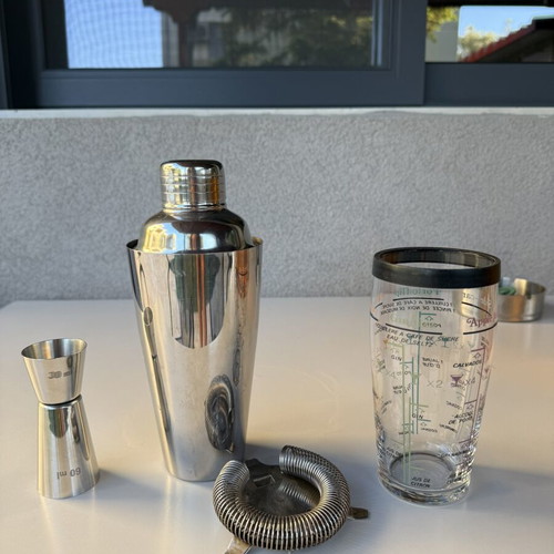 Bar set like new with 30 and 60 ml jigger and plastic strainer