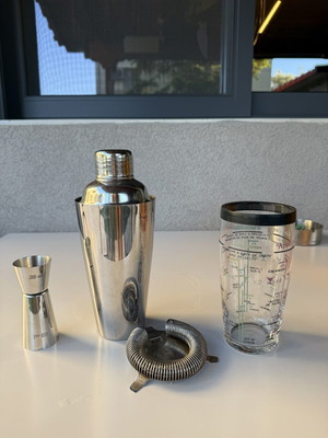 Bar set like new with 30 and 60 ml jigger and plastic strainer