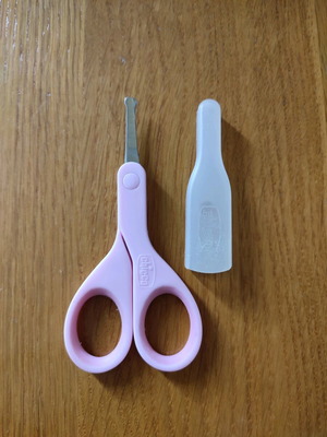 Chicco inox safety scissors used with pink case