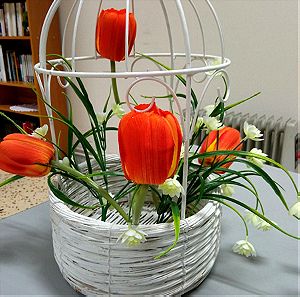 Διακοσμητική σύνθεση με κλουβί και λουλούδια