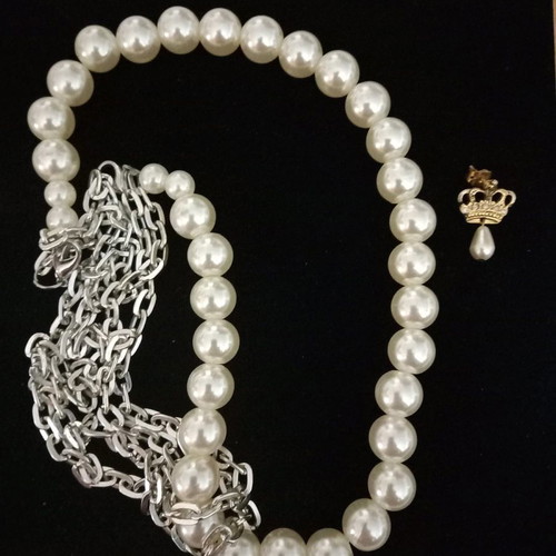 Jewelry set with pearls and earrings with gold crown