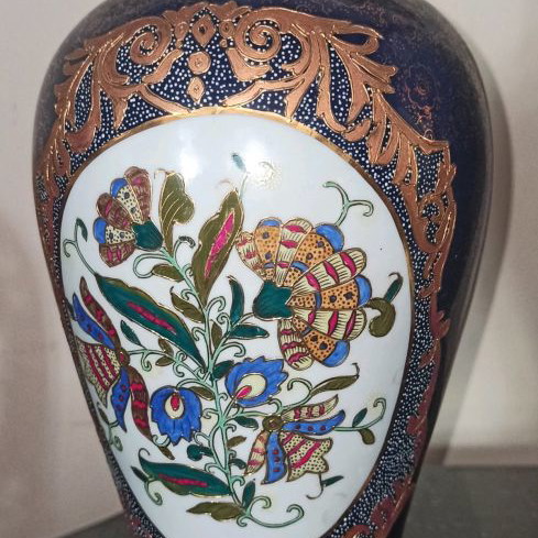 Fine Porcelain vases in excellent condition, set of 2, 36 and 37 cm tall