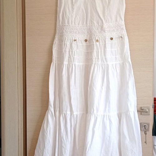 Long white dress used with lace and fake coins