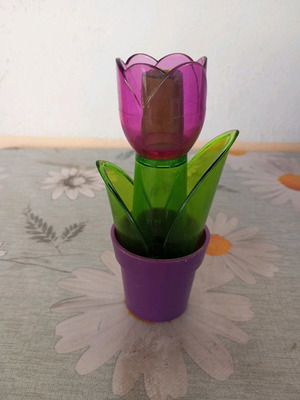Salt shaker tulip shape like new, height 14 cm