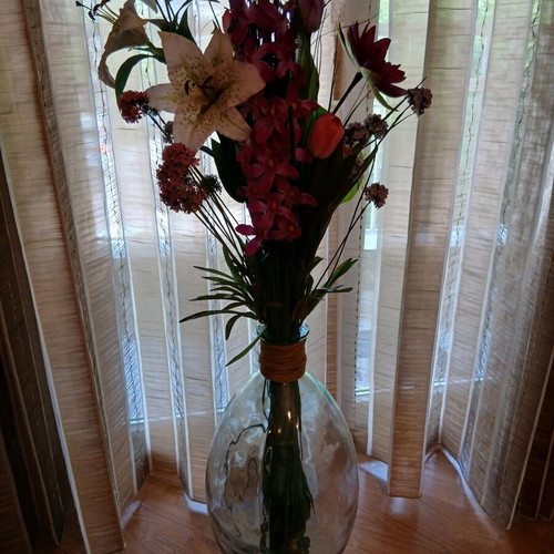 Floor vase made of thick glass, height 60 cm with flower arrangement