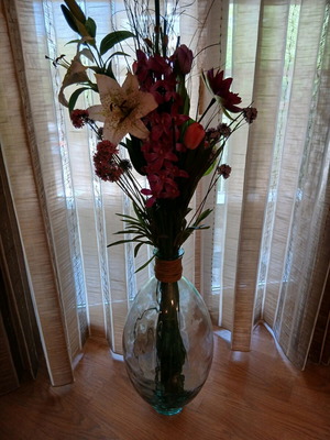 Floor vase made of thick glass, height 60 cm with flower arrangement