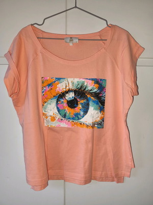 We Coss t-shirt salmon color with pop art print like new, size S