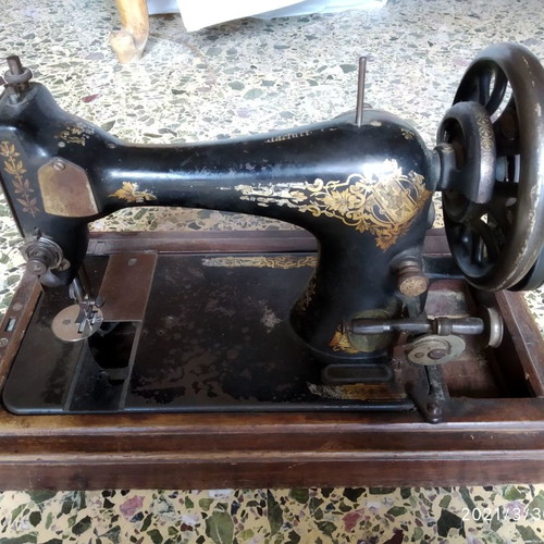 Singer sewing machine used, serial number F483593, 1910