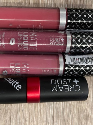 Dust and Cream lipsticks used, pack of 3 liquid and 1 solid