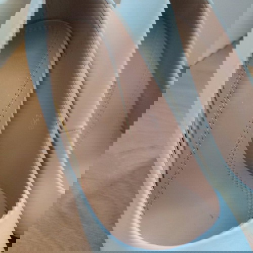 Γόβες λευκές 36 με χοντρό μεταλλικό τακούνι σε χρυσή απόχρωση αφόρετες