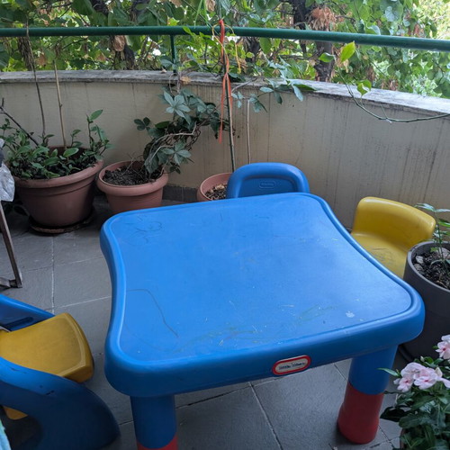Children's plastic table with 4 chairs