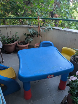 Children's plastic table with 4 chairs