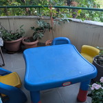Children's plastic table with 4 chairs