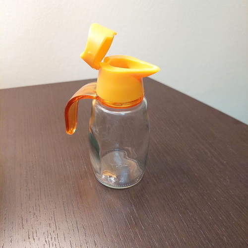 Herevin glass jug for olive oil and vinegar like new with plastic lid