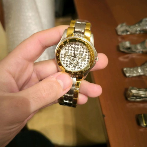 Men's watch needs battery