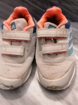 Детски спортни обувки Adidas употребявани, номер 27, сиви и оранжеви