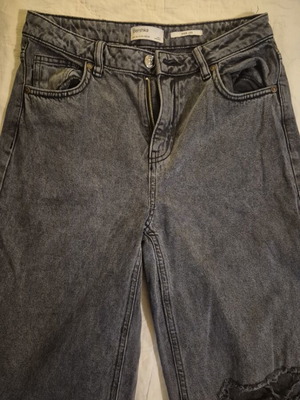 Bershka wide leg jeans like new, knee rip, size S