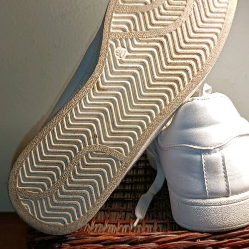 Women's white athletic shoes No40 like new with embroidery