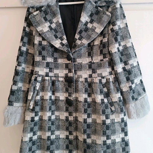 Attrattivo coat size Large like new, black and gray with detachable fur