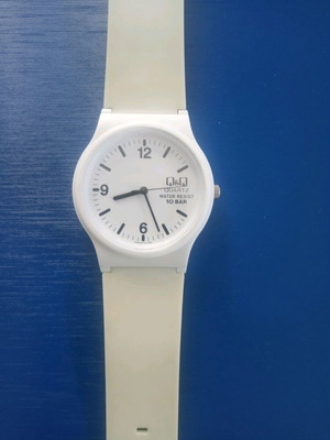 Q&Q wristwatch unused, white, 33mm case