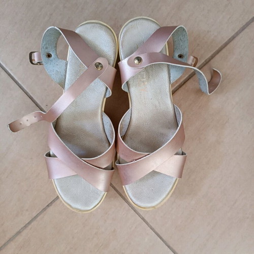 Celebrity platform sandals used, pink metallic color, size 38