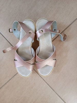 Celebrity platform sandals used, pink metallic color, size 38
